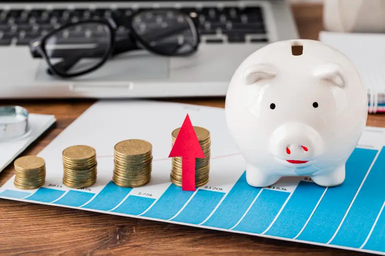 piggy-bank-growth-chart-with-coins-laptop